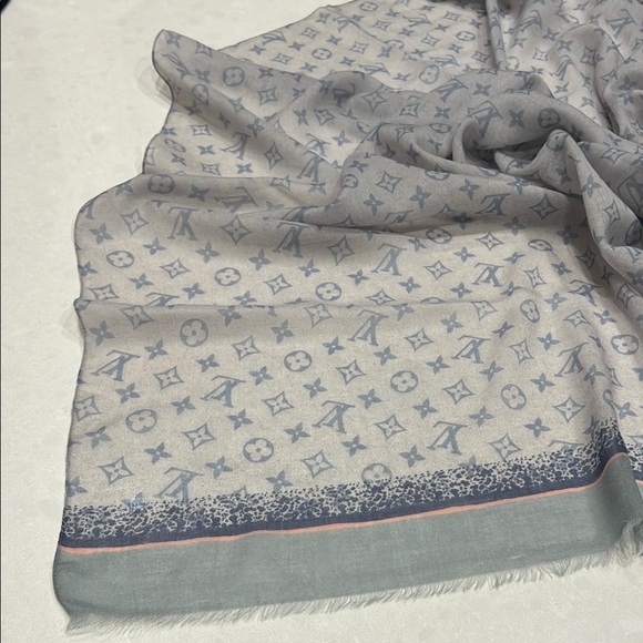 Louis Vuitton Cashmere Blue and Gray Patterned Scarf/Wrap - Picture 7 of 14